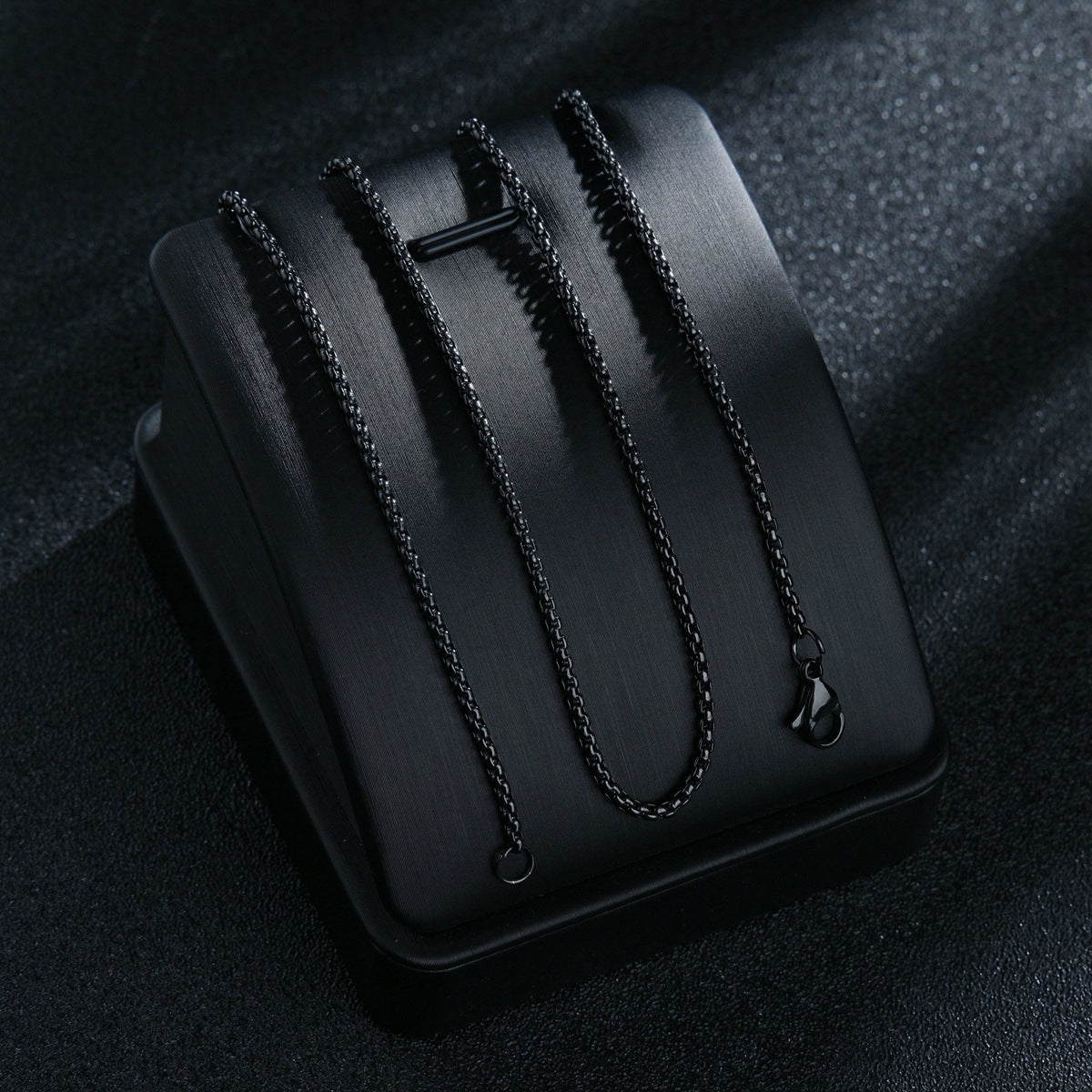 Colier negru cu lanț din oțel