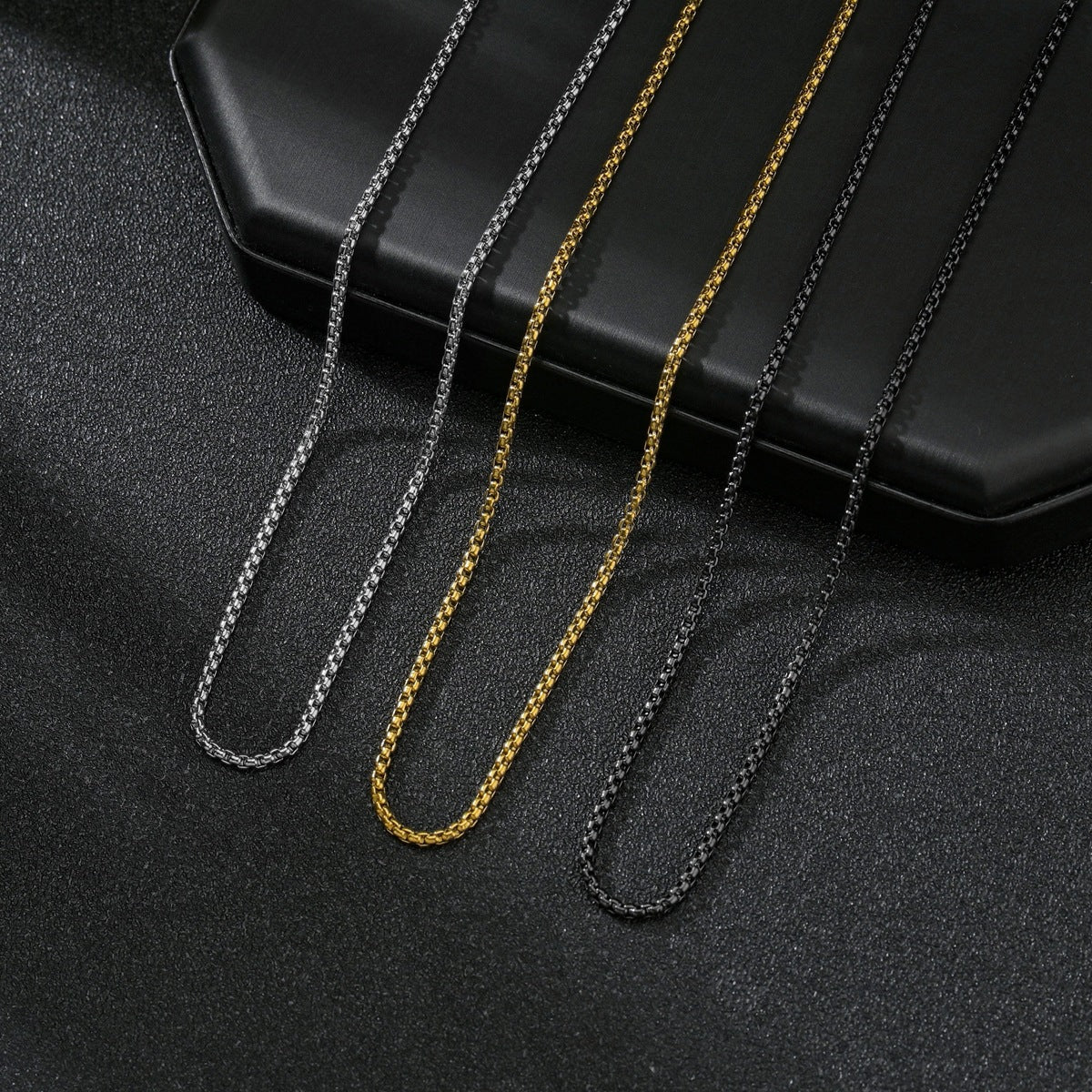 Colier negru cu lanț din oțel