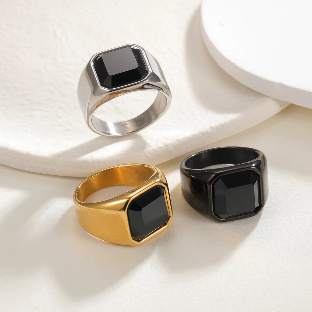 Inel argintiu din oțel cu piatră de zircon neagră